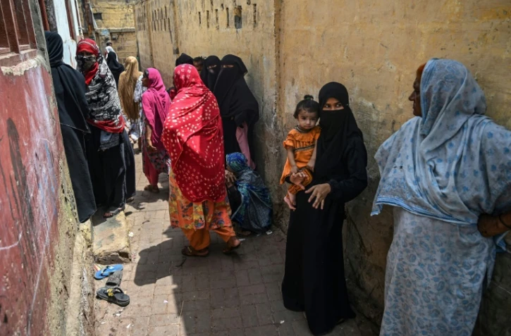 Des femmes enceintes attendent devant la clinique de la sage-femme Neha Mankani sur l'île de Baba, le 6 juin 2024 au Pakistan