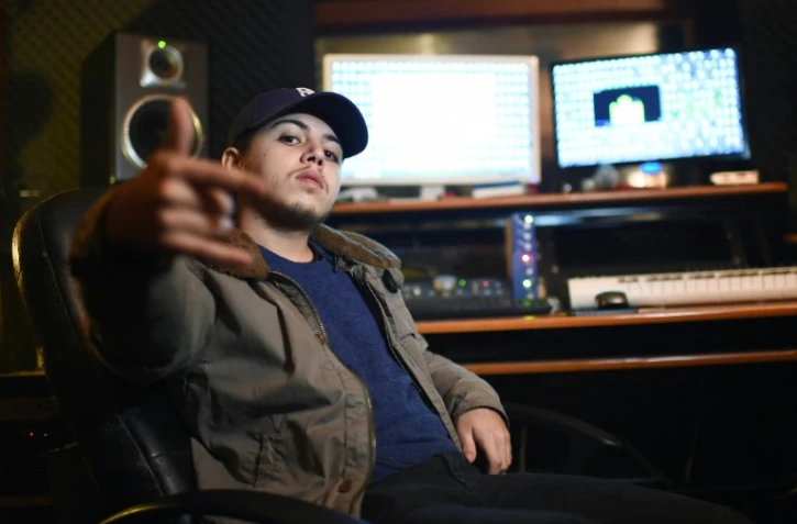 Le rappeur belge Hamza dans son studio d'enregistrement Ă Bruxelles, le 11 janvier 2016