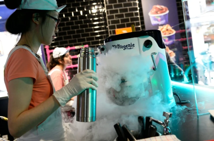 Une employée du magasin de glaces Nitrogénie, à Paris, le 4 août 2016