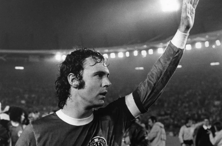 L'Allemagne et le monde du foot pleurent la disparition de Franz Beckenbauer, ici en communion avec le public après la finale de la Coupe du monde, le 30 juin 1974 à Dusseldorf 