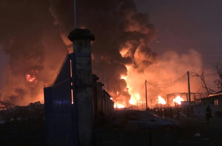 Cette photo extraite d'une vidéo de l'AFPTV du 18 décembre 2023 montre les flammes de l'incendie du principal dépôt de carburant de Conakry en Guinée