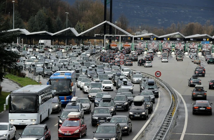 Des bouchons sur l'A43 près de Chignin, en Savoie, le 13 février 2016