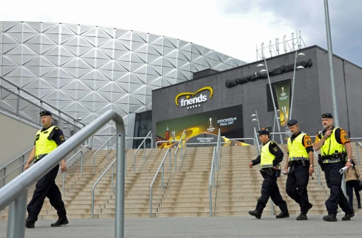Une patrouille de la police mobilisée aux abords de la Friends Arena, le 23 mai 2017 à la veille de la finale de l'Europa League Manchester United-Ajax