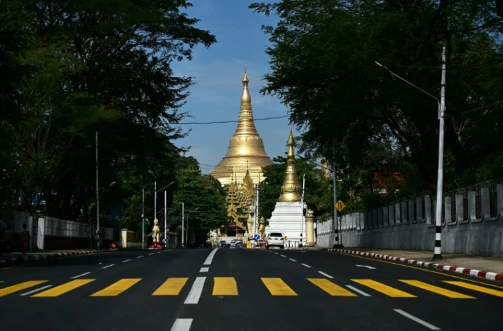 Une rue déserte devant la pagode Shwedagon à Rangoun lors du 3e anniversaire du coup d'Etat en Birmanie, le 1er février 2024