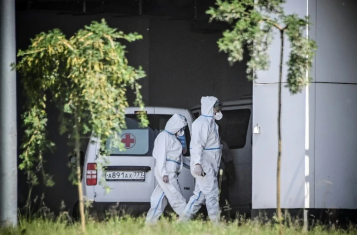 Des personnels soignants devant un hôpital où sont admis les patients atteints du Covid-19 près de Moscou, le 17 juin 2021