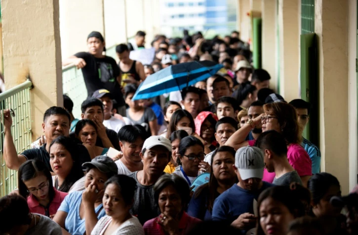 Des électeurs font la queue dans un bureau de vote à Manille, le 13 mai 2019