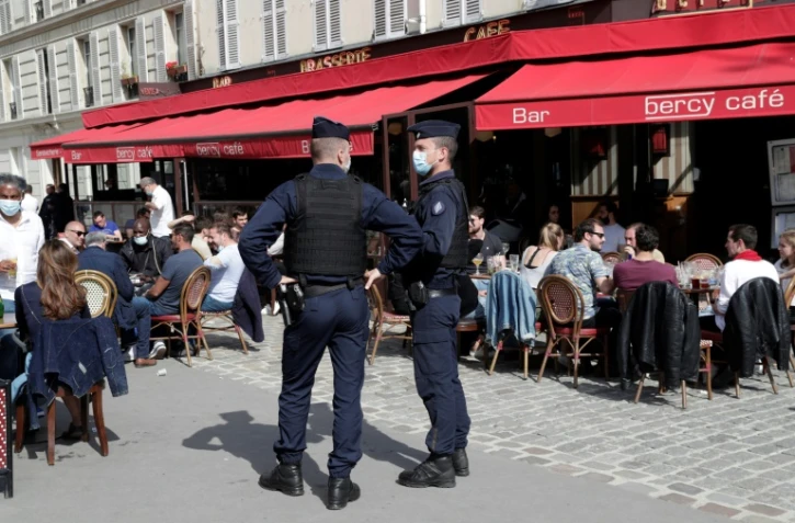 Des clients attablés en terrasse par une journée ensoleillée, à Paris, le 29 mai 2021