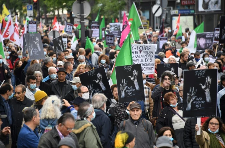 Des manifestants le 17 octobre 2021 dans les rues de Paris pour commémorer le massacre de plusieurs dizaines d'Algériens il y a 60 ans lors d'une manifestation