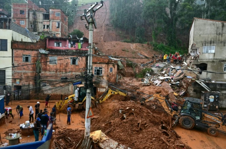 Des équipes de secours recherchent des victimes d'un glissement de terrain provoqué par de fortes pluies à Juiz de Fora, dans l'État du Minas Gerais, au Brésil, le 24 février 2026