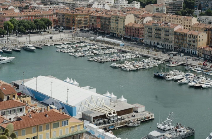 Une vue du port et d'un des bâtiments destinés à accueillir la 3e Conférence des Nations unies pour l'Océan, à Nice, le 2 juin 2025