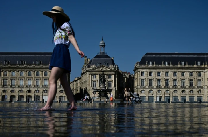 Une femme se rafraîchit en pleine vague de chaleur dans le "miroir d'eau" de Bordeaux le 8 août