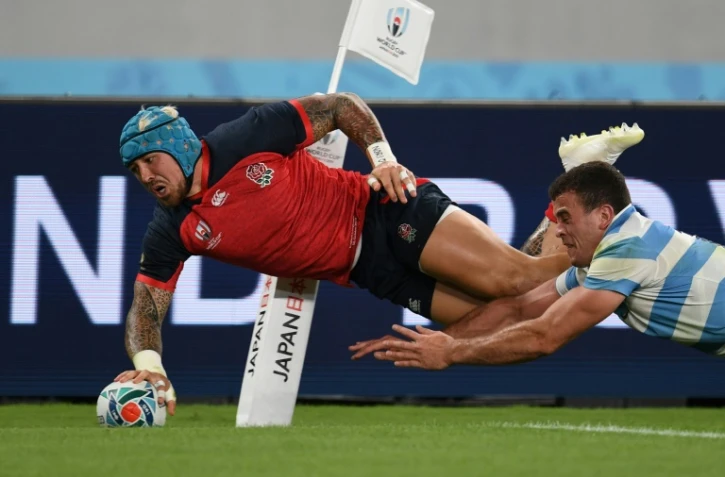 L'ailier du XV d'Angleterre Jack Nowell inscrit un essai lors du match contre l'Argentine au Mondial, le 5 octobre 2019 à Tokyo