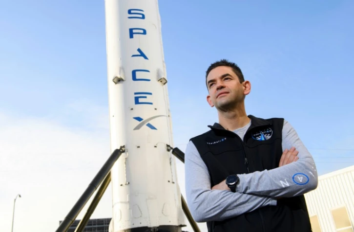 Le milliardaire américain Jared Isaacman devant le premier étage d'une fusée Falcon 9 de Space X, le 2 février 2021 à Hawthorne, en Californie
