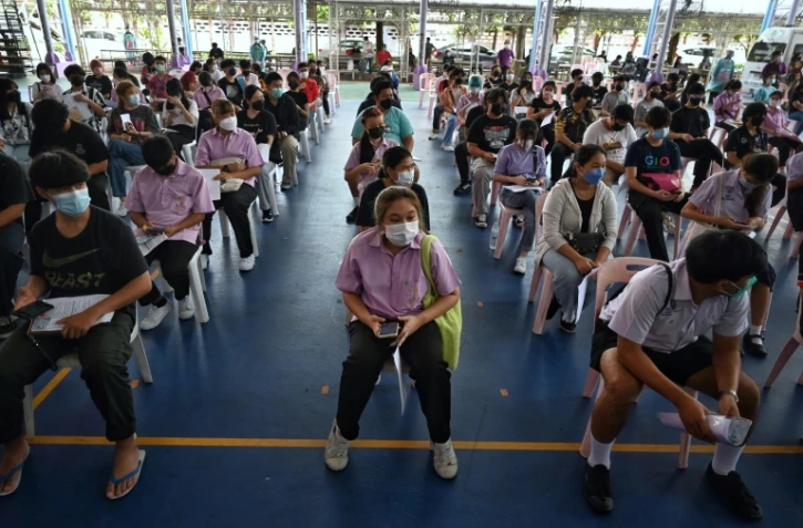 Des lycéens attendent pour se faire vacciner contre le coronavirus à Bangkok, en Thaïlande, le 4 octobre 2021