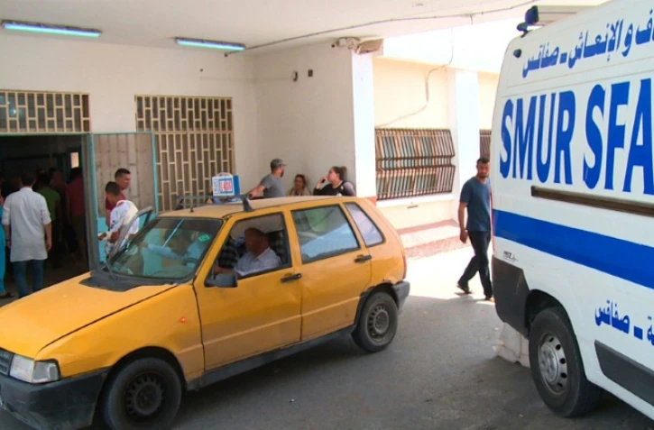 L'entrĂ©e de l'hĂŽpital de Sfax en Tunisie oĂč ont Ă©tĂ© transportĂ©s les migrants rescapĂ©s du naufrage, le 3 juin 2018