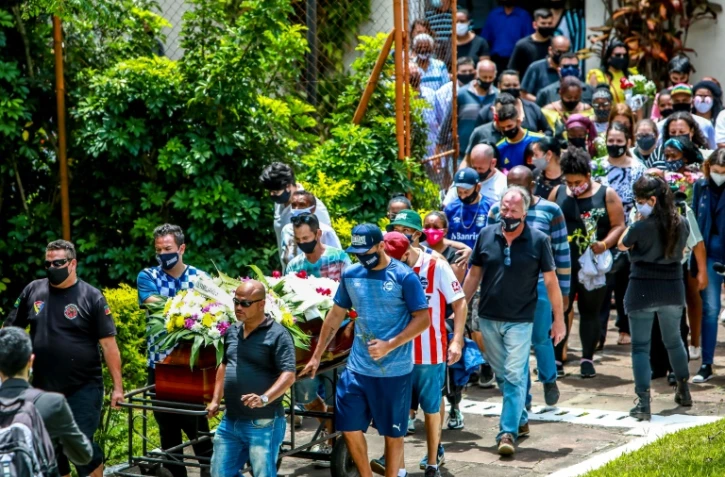 Des proches de Joao Alberto Silveira Freitas participent à ses funérailles à Porto Alegre, au Brésil, le 21 novembre 2020.
