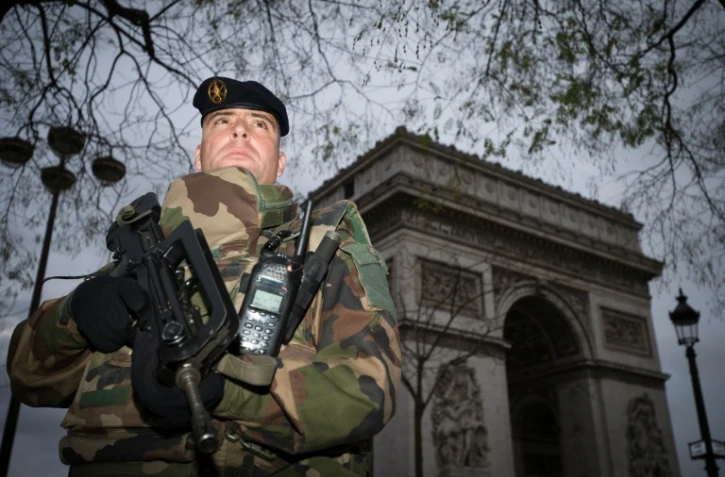 Un soldat devant l'Arc de Triomphe dans le cadre du plan vigipirate le 16 novembre 2015 à Paris