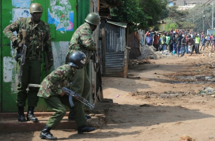 Des policiers anti-émeutes opposés à des manifestants, à Nairobi, le 27 octobre 2017