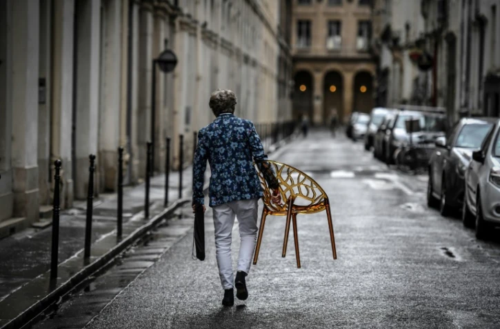 Un homme dans une rue à Paris le 27 avril 2020