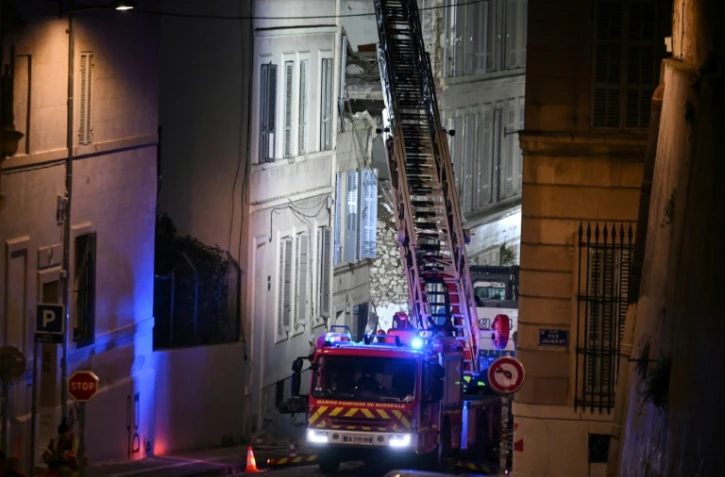 Un camion de pompiers  devant un immeuble effondré de la rue Tivoli à Marseille, le 10 avril 2023