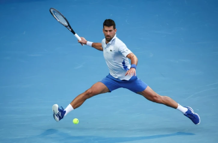 Le Serbe Novak Djokovic contre l'Américain Taylor Fritz en quart de finale de l'Open d'Australie le 23 janvier 2024 à Melbourne