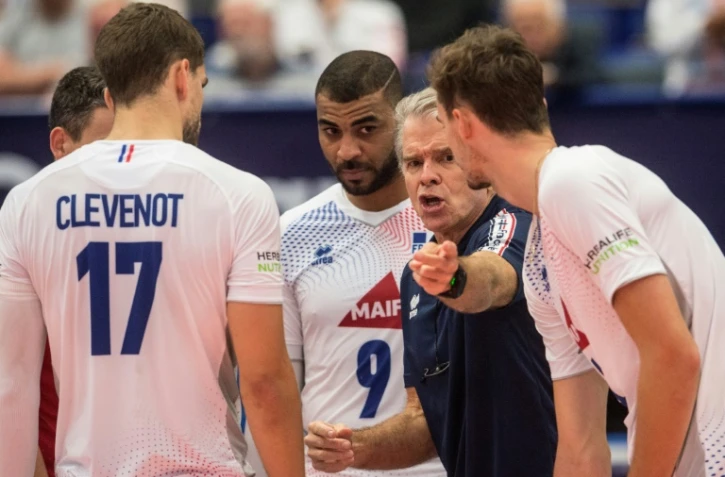 L'entraîneur brésilien Bernardo Rezende donne des consignes à ses joueurs lors du match face aux Tchèques à Ostrava, le 13 septembre 2021