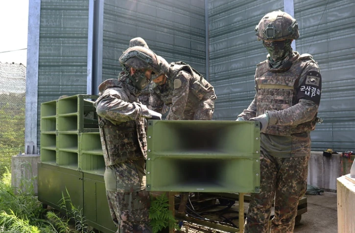 Image fournie par le ministère de la Défense sud-coréen le 4 août 2025 de soldats démontant les haut-parleurs situés à la frontière avec la Corée du Nord