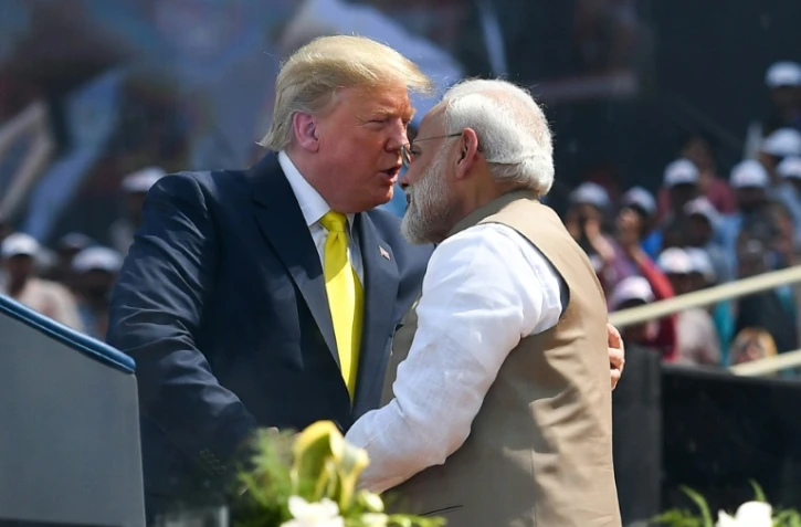 Le président américain Donald Trump salue le Premier ministre indien Narendra Modi lors d'un rassemblement, le 24 février 2020 à Ahmedabad, en Inde