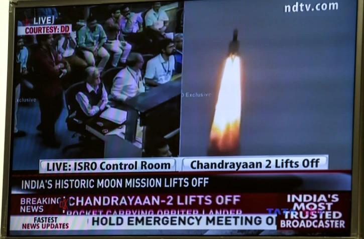 Capture d'image de la télévision indienne montrant le décollage de la mission lunaire Chandrayaan-2depuis le centre spatial Satish Dhawan, le 22 juillet 2019 à Sriharikota, dans le sud-est de l'Inde