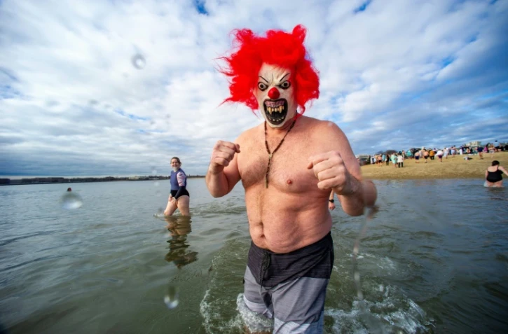 Un homme prend part aux festivités annuelles "L Street Brownies", plongeant dans l'eau glacée de Boston, le 1er janvier 2024