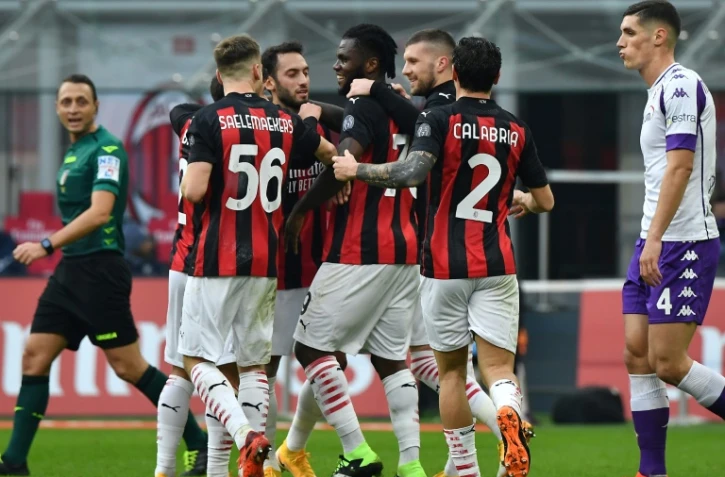 Le milieu de terrain ivoirien de l'AC Milan, Franck Kessie (c), félicité par ses coéquipiers après avoir marqué sur pénalty, lors du match de Série A contre la Fiorentina, le 29 novembre 2020 au stade San Siro à Milan