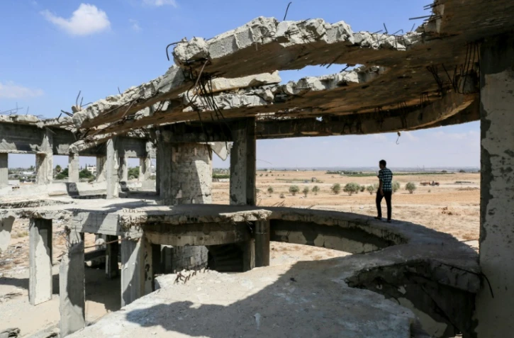 Photo prise le 9 septembre 2018 montrant une vue de l'ancien "aéroport international Yasser Arafat", détruit et déserté, situé dans la ville de Rafah, dans le sud de la bande de Gaza