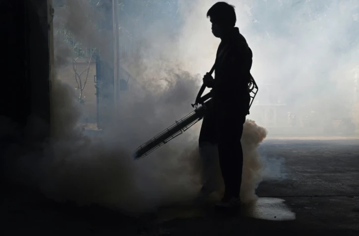 Un employé municipal fumige une maison pour lutter contre le moustique Aedes Aegypti, vecteur du virus Zika et celui de la dengue, le 5 février 2016 à Bangkok
