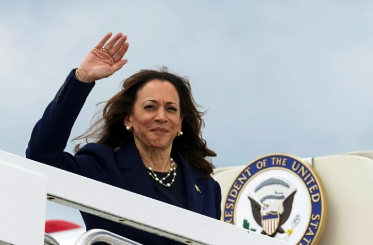 Kamala Harris embarque dans un avion en direction du Texas le 31 juillet 2024, dans le Maryland