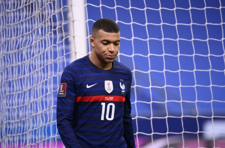 L'attaquant de l'équipe de France, Kylian Mbappé, quitte la pelouse pour être remplacé par Anthony Martial, lors du match contre l'Ukraine, qualificatif pour la Coupe du monde 2022, le 24 mars 2021 au Stade de France à Saint-Denis