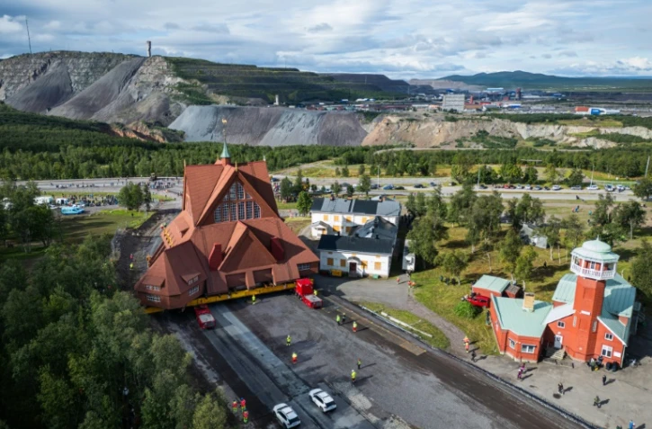 Vue aérienne de l'église en bois de Kiruna lors de son déplacement, à Kiruna, en Suède, le 19 août 2025