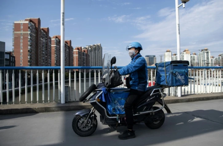 Le livreur Gao Yuchao se rend chez un client, à Shanghai le 19 février 2020