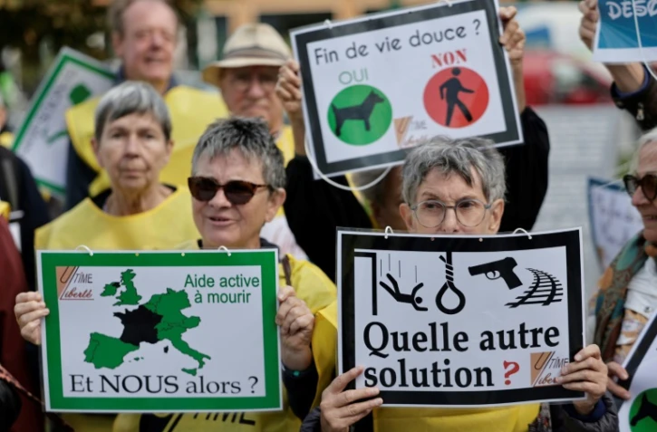 Manifestation en soutien à 12 militants du suicide assisté à l'ouverture de leur procès, accusés d'avoir aidé des personnes en France à obtenir illégalement un médicament euthanasiant, devant le Tribunal judiciaire de Paris, le 15 septembre 2025