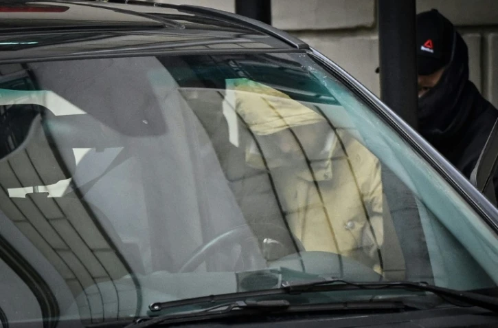 Le journaliste américain Evan Gershkovich (g), accusé d'espionnage par la Russie, est escorté hors du tribunal Lefortovsky, le 30 mars 2023 à Moscou