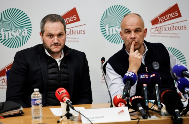 Les dirigeants des deux syndicats agricoles majoritaires, la FNSEA et les Jeunes agriculteurs (JA), Arnaud Rousseau (d) et Arnaud Gaillot (g), lors d'une conférence de presse, le 13 février 2024 à Paris