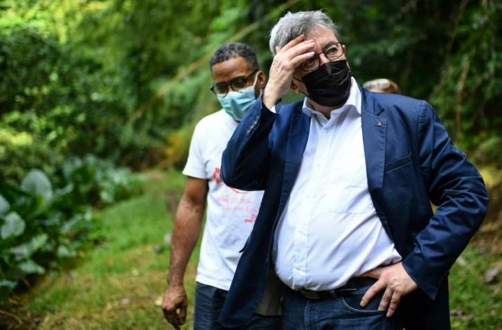 Le leader de la France Insoumise (LFI),et candidat Ă la prĂ©sidentielle Jean-Luc MĂ©lenchon , rĂ©agit alors qu’il visite l’usine hydroĂ©lectrique du Gros-Morne au Gros-Morne, sur l’Ă®le Française de la Martinique le 17 dĂ©cembre 2021.