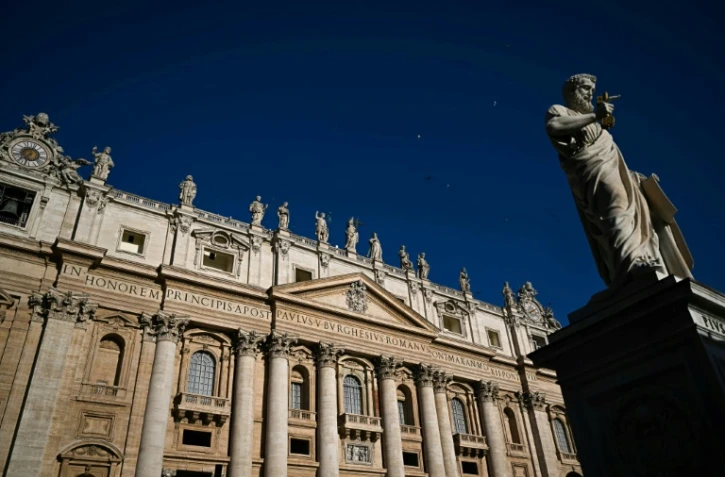 La Statue de Saint Pierre (D) devant la Basilique Saint-Pierre au Vatican, le 30 avril 2025