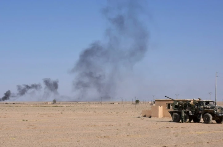 Des combattants syriens tiennent une position à al-Maleha, près de Deir Ezzor, le 9 septembre 2017