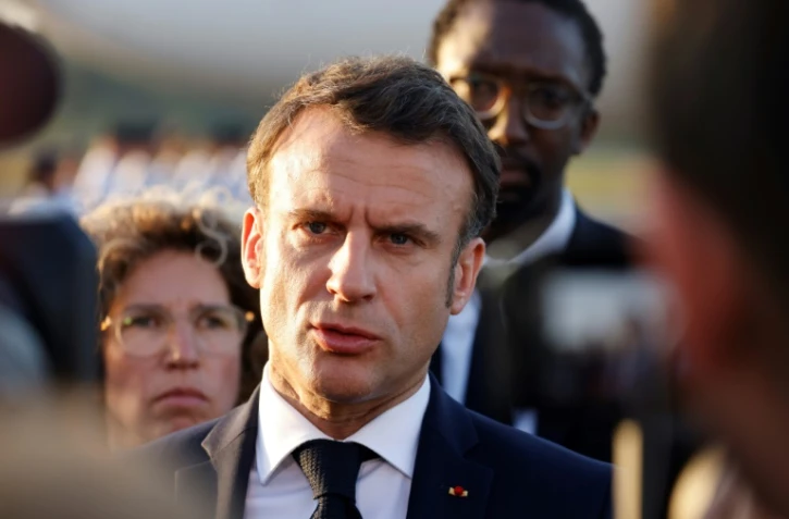Le président Emmanuel Macron s'exprime devant la presse à son arrivée à Cayenne, le 25 mars 2024