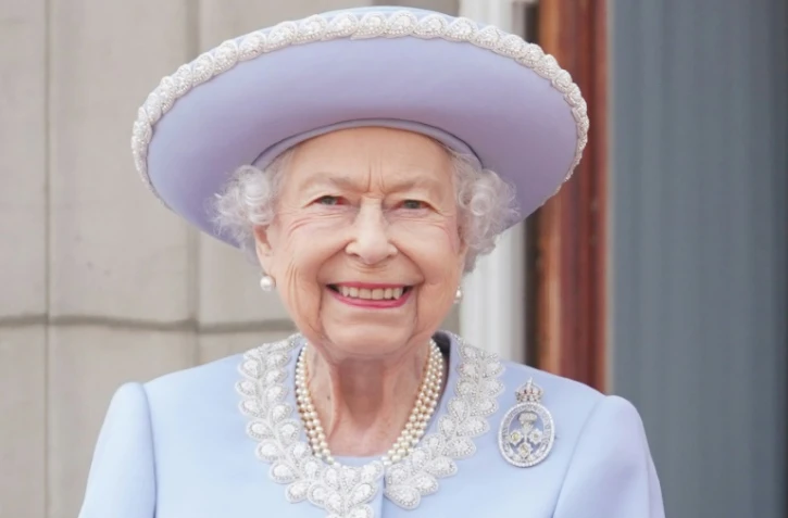 La reine Elizabeth au balcon de Buckingham palace pour les célébrations de ses 70 ans de règne, le 2 juin 2022 à Londres 