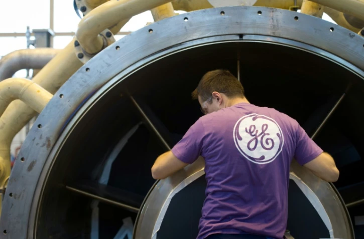 Un salarié de General Electric travaille, le 27 octobre 2015, sur une turbine à gaz à Belfort