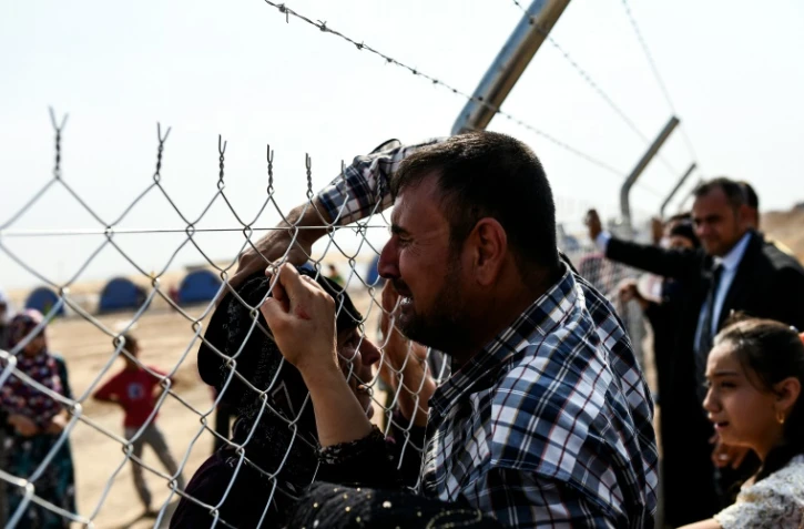 Des Irakiens qui ont fui Mossoul, retrouvent des proches, près du checkpoint de Aksi Kalak, à 40 km à l'est d'Erbil, le 26 octobre 2016