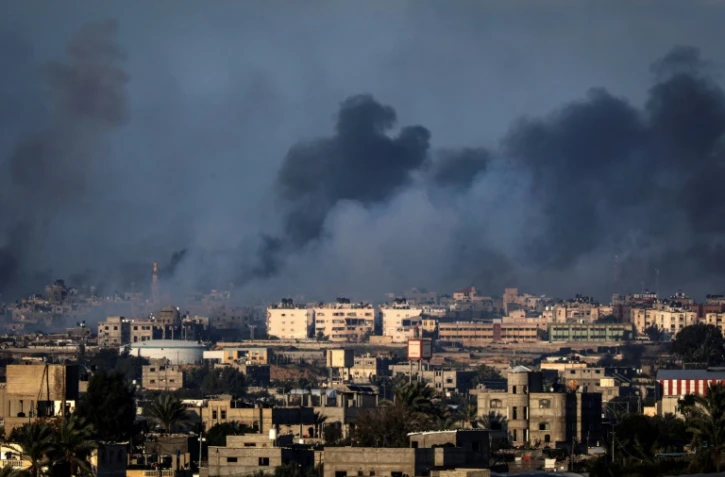 De la fumée au-dessus de Rafah pendant des bombardements israéliens, le 25 janvier 2024 dans le sud de la bande de Gaza