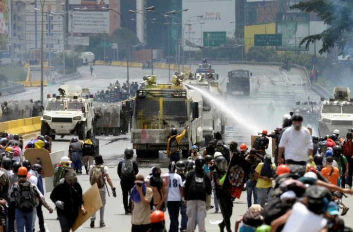 La police anti-émeute utilise un canon à eau face aux manifestants à Caracas, le 31 mai 2017
