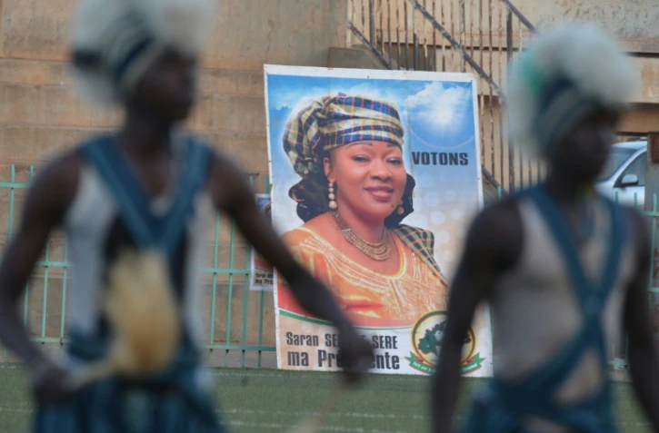 Une affiche électorale à l'effigie de la candidate à la présidentielle burkinabé Saran Sere Sereme à Ouagadougou le 26 novembre 2015